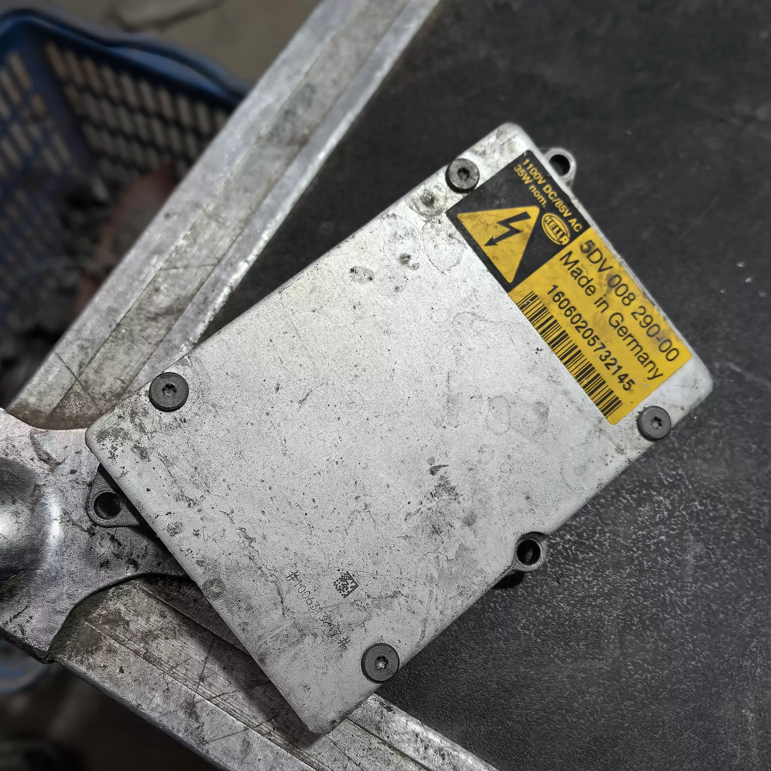 Audi A6LC6 Xenon lamp base high-pressure head A8L Mercedes-Benz Saab Rolls-Royce hacker high-pressure head car removal parts - Image 5