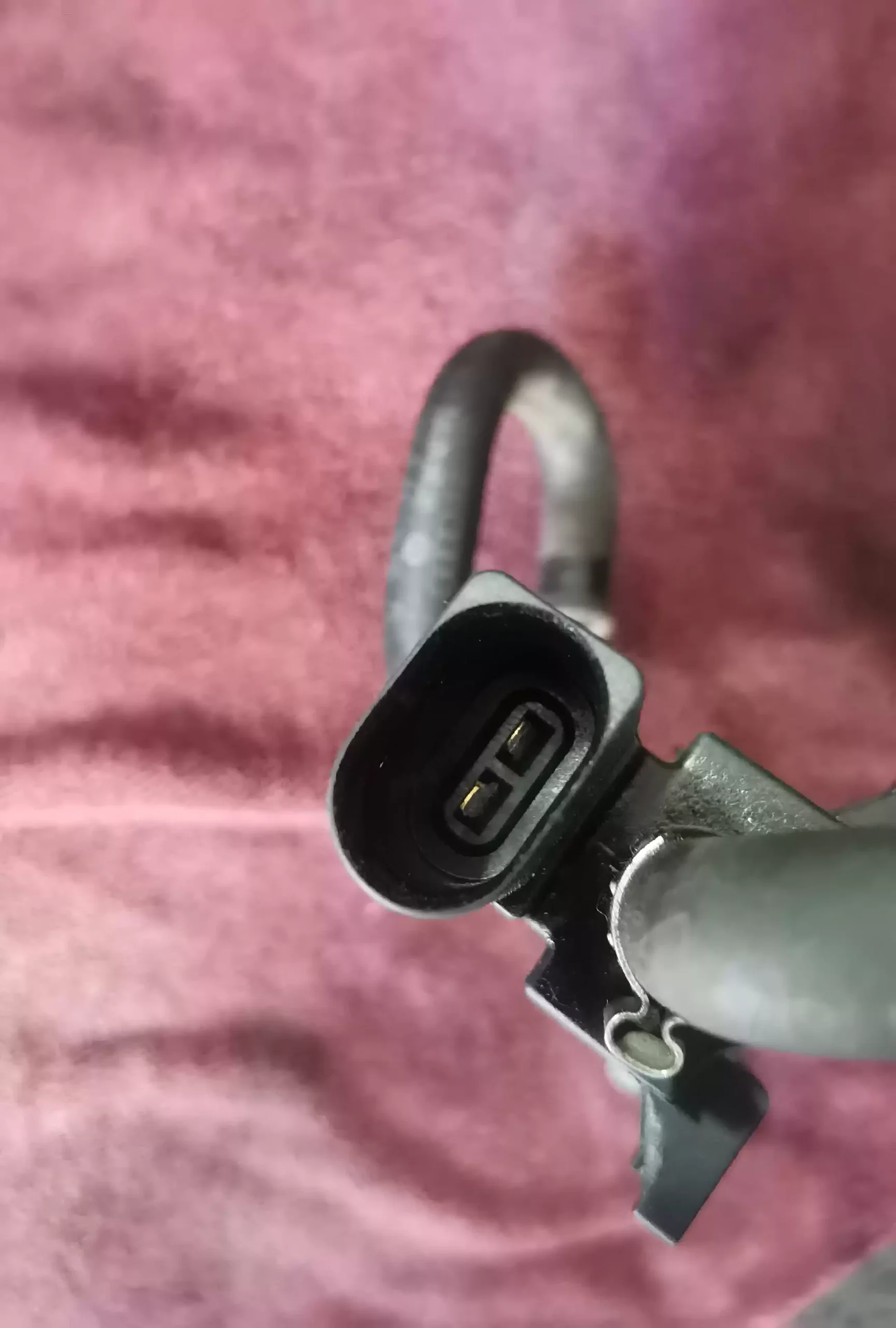 Audi A6L (model year 05-11) 2.0T turbocharger solenoid valve original car disassembly and reuse parts - Image 4