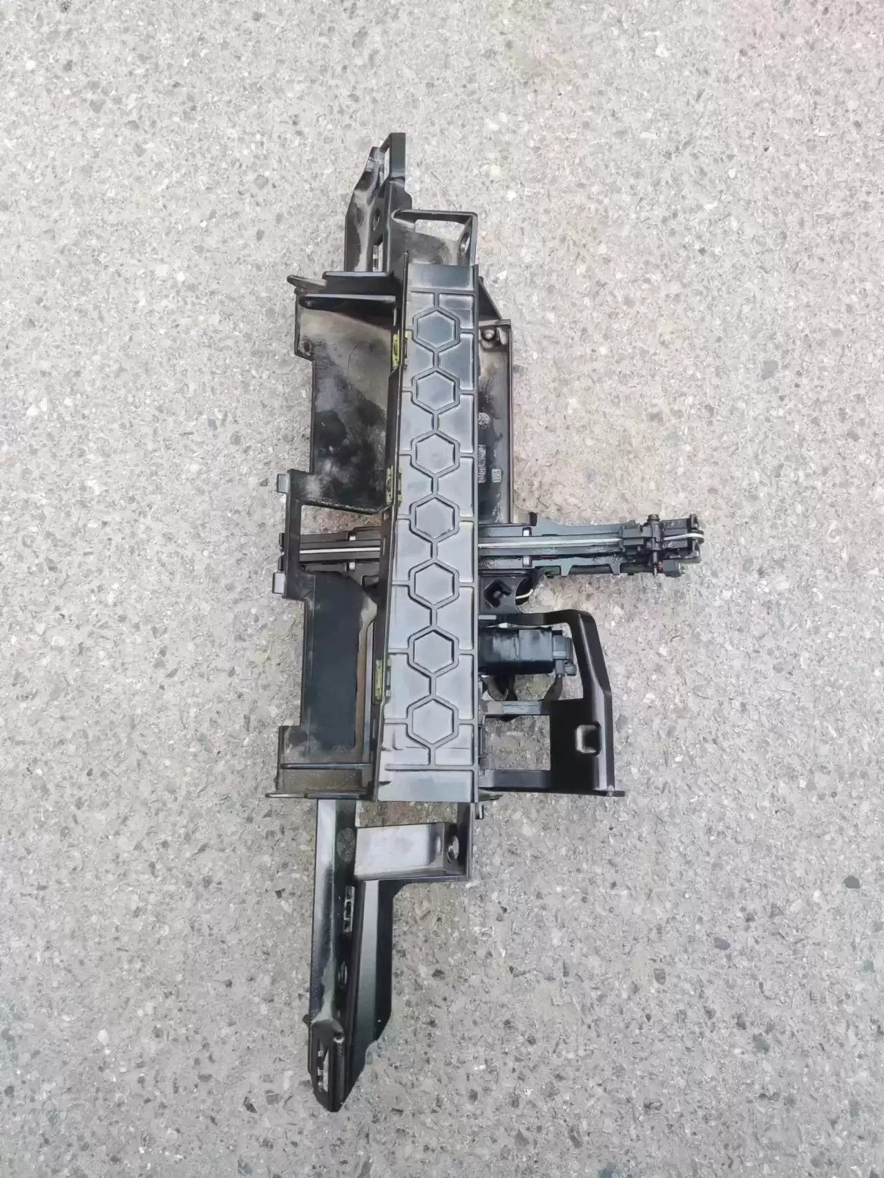 Adapts Audi A6LC7 display bracket A8D3D4 display lifter retractable rack car-removal parts