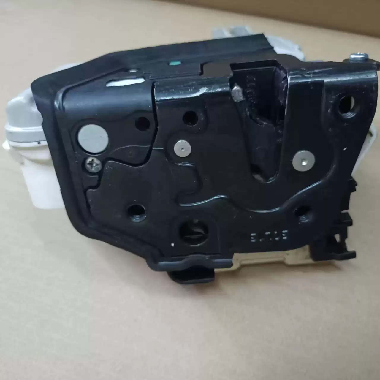 Original car dismantling Audi A6L C6 A4L new Cayenne door central control locker central control locking block - Image 3