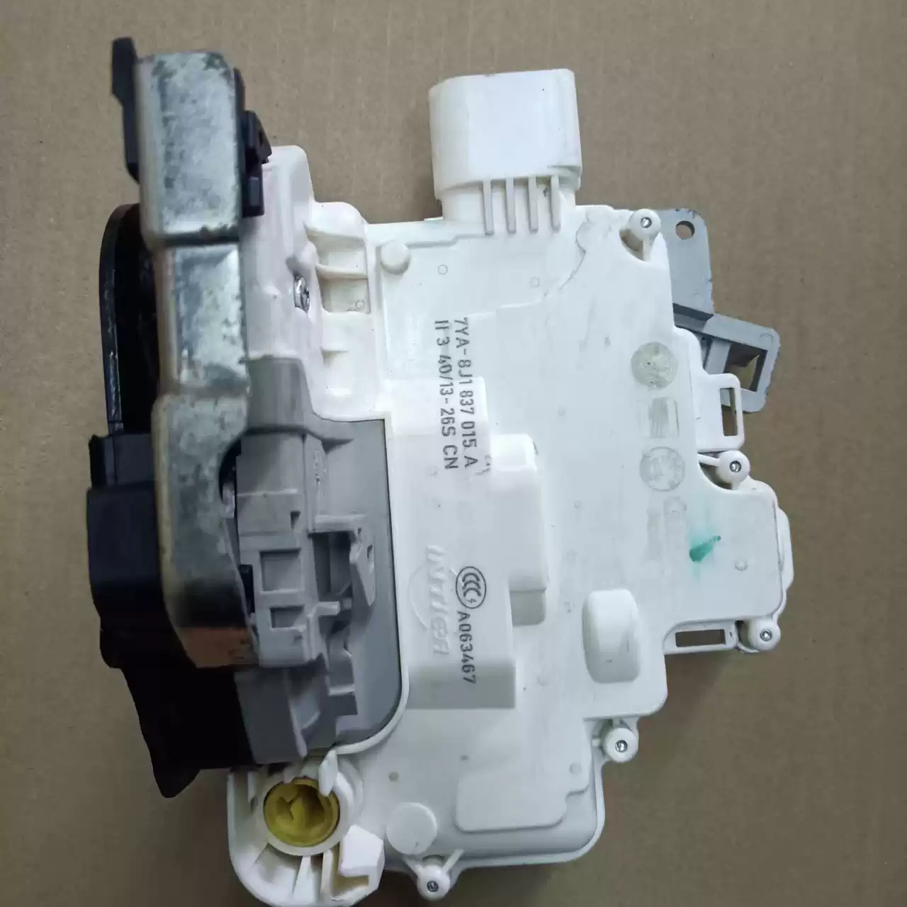 Original car dismantling Audi A6L C6 A4L new Cayenne door central control locker central control locking block