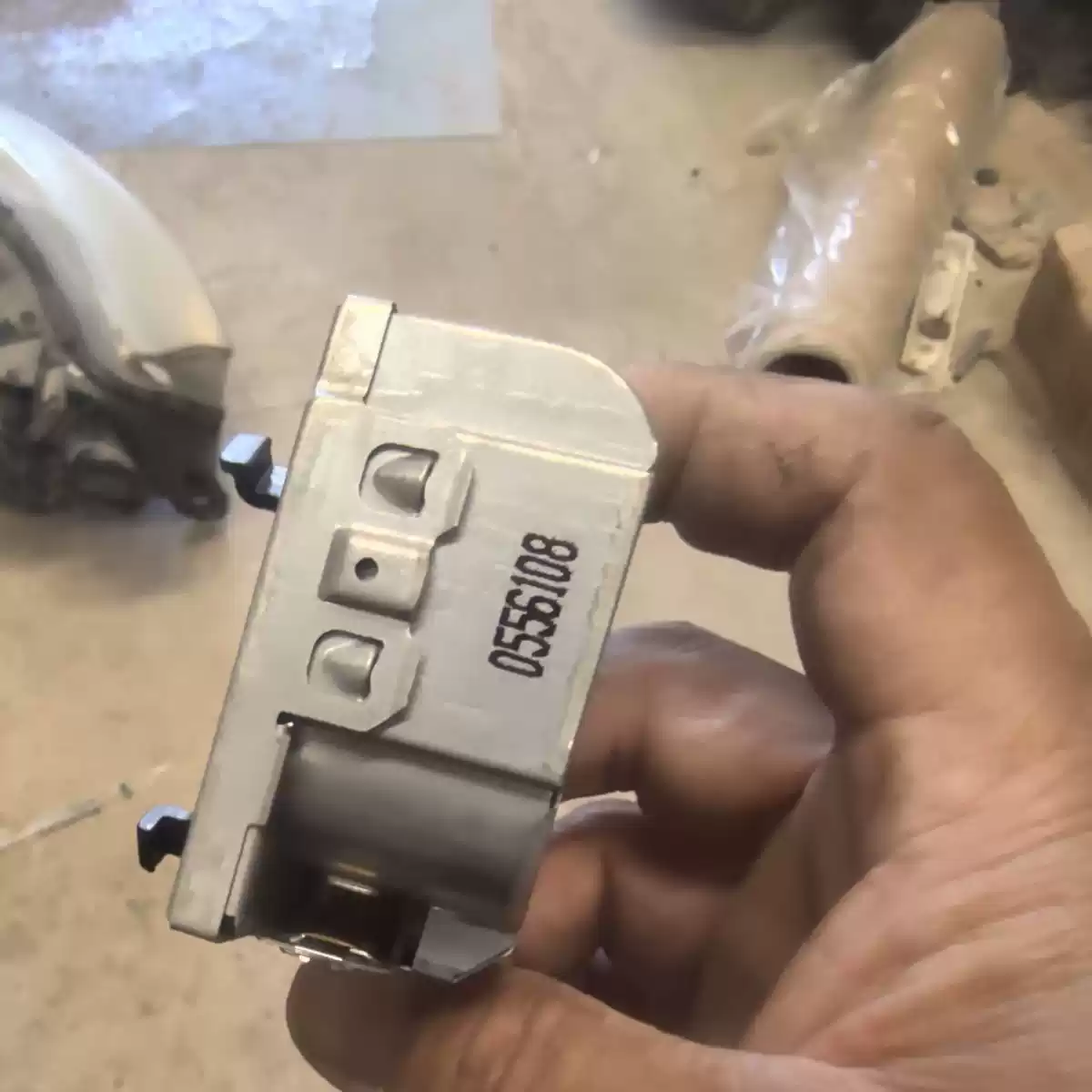 Audi A6LC6 Xenon lamp base high-pressure head A8L Mercedes-Benz Saab Rolls-Royce hacker high-pressure head car removal parts - Image 3