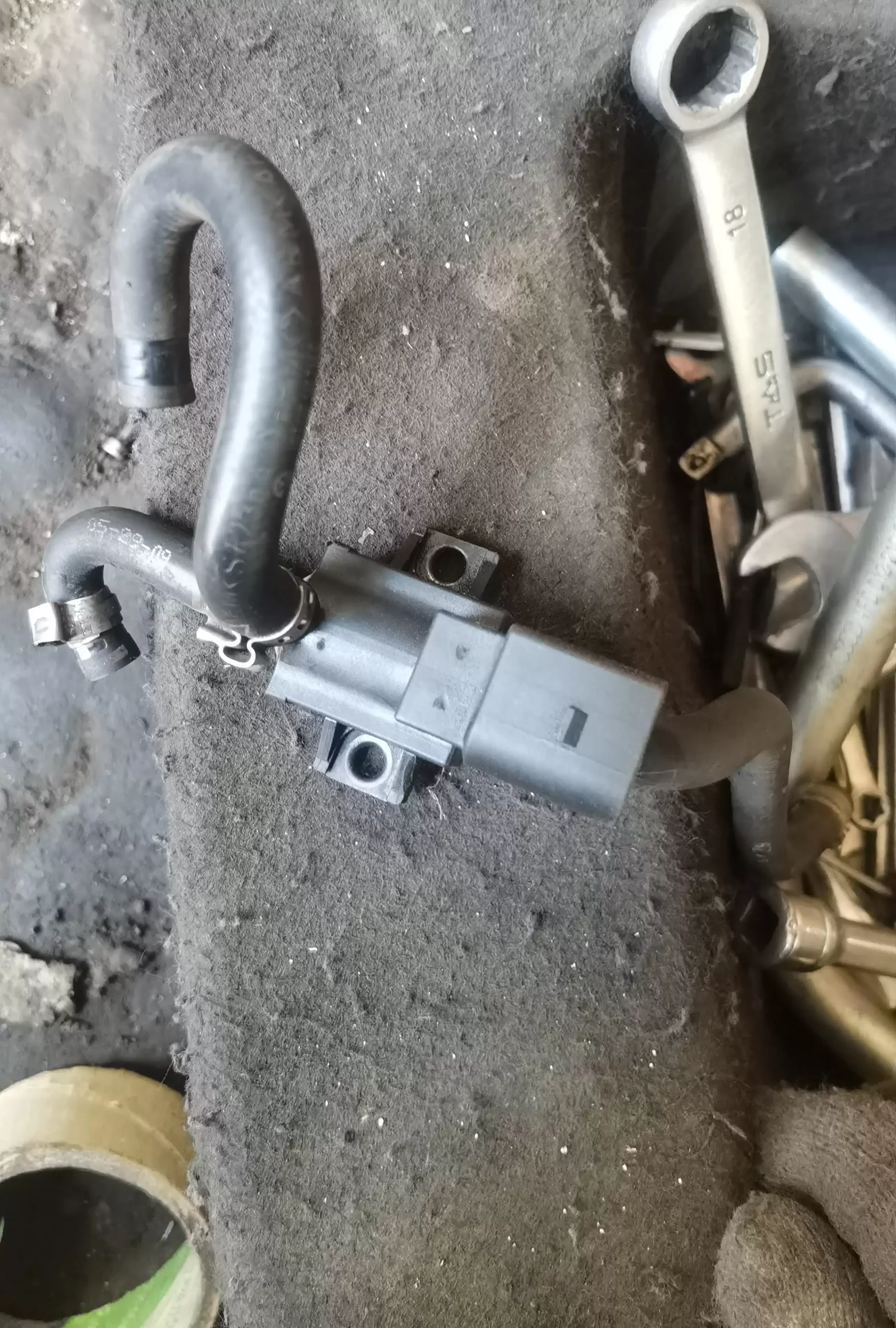 Audi A6L (model year 05-11) 2.0T turbocharger solenoid valve original car disassembly and reuse parts - Image 5