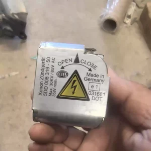 Audi A6LC6 Xenon lamp base high-pressure head A8L Mercedes-Benz Saab Rolls-Royce hacker high-pressure head car removal parts