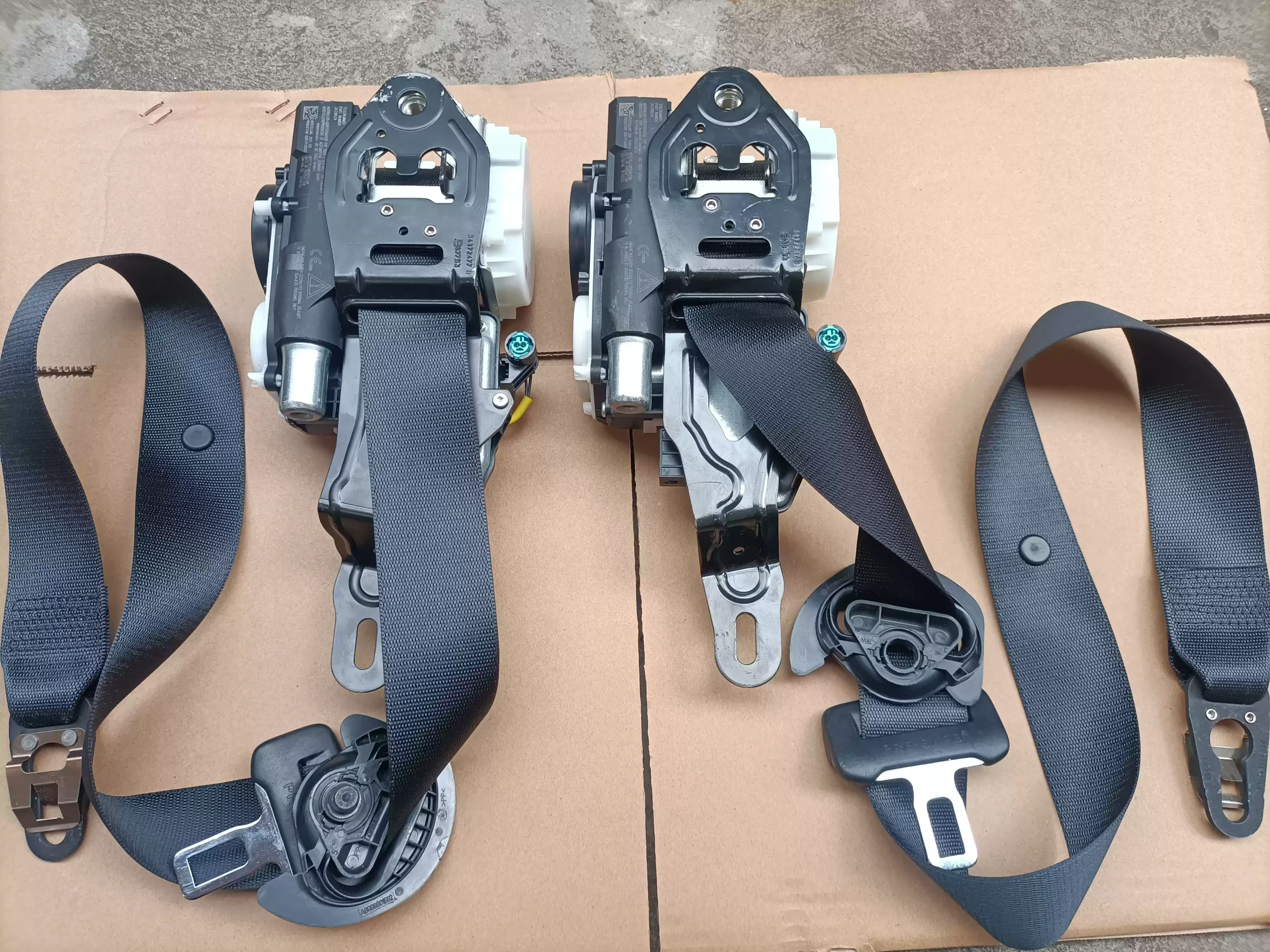 Mercedes-Benz all-line seat belt assemblies, original original and pure car-dismantling accessories, quoted according to the model year.