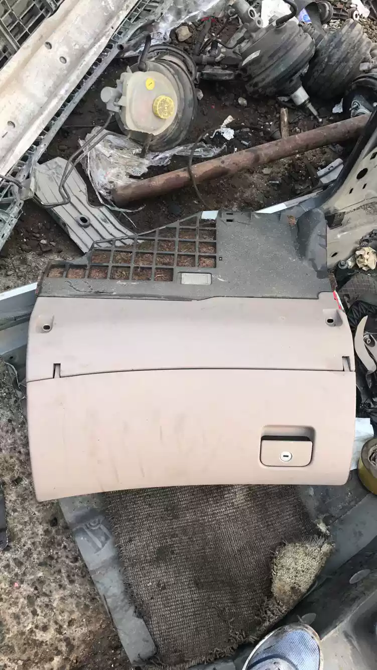 Old Audi A6C5 workbench instrument desk glove box lid glove box car dismantling accessories - Image 5