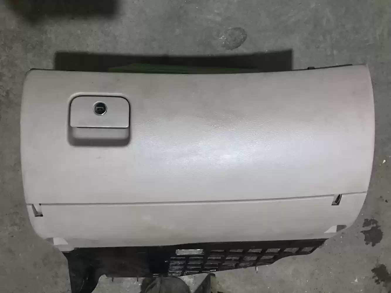 Old Audi A6C5 workbench instrument desk glove box lid glove box car dismantling accessories - Image 3