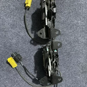 BMW's new X1X2 F49F39 high-equipped hood lock with pedestrian protection, original demolition