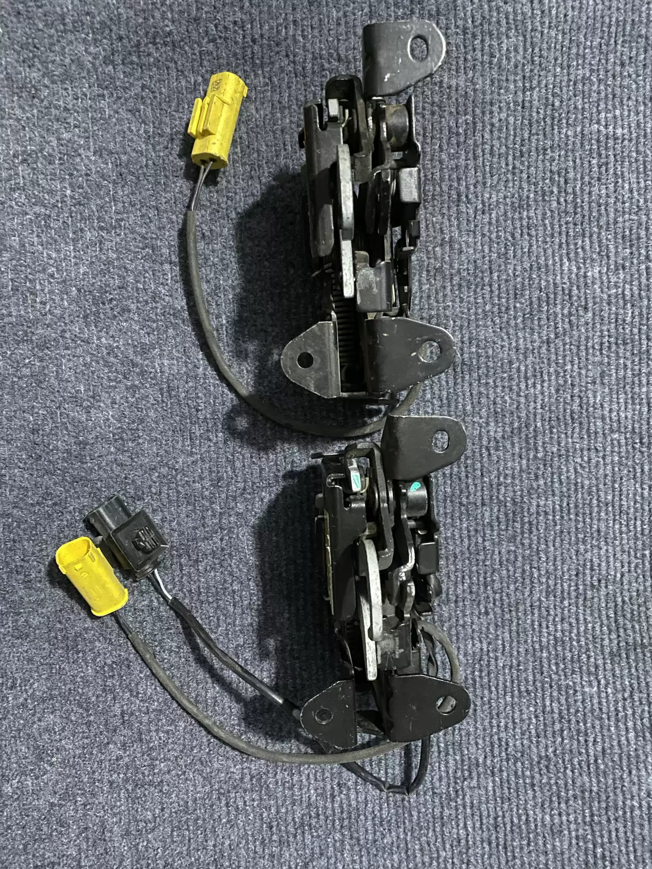 BMW's new X1X2 F49F39 high-equipped hood lock with pedestrian protection, original demolition