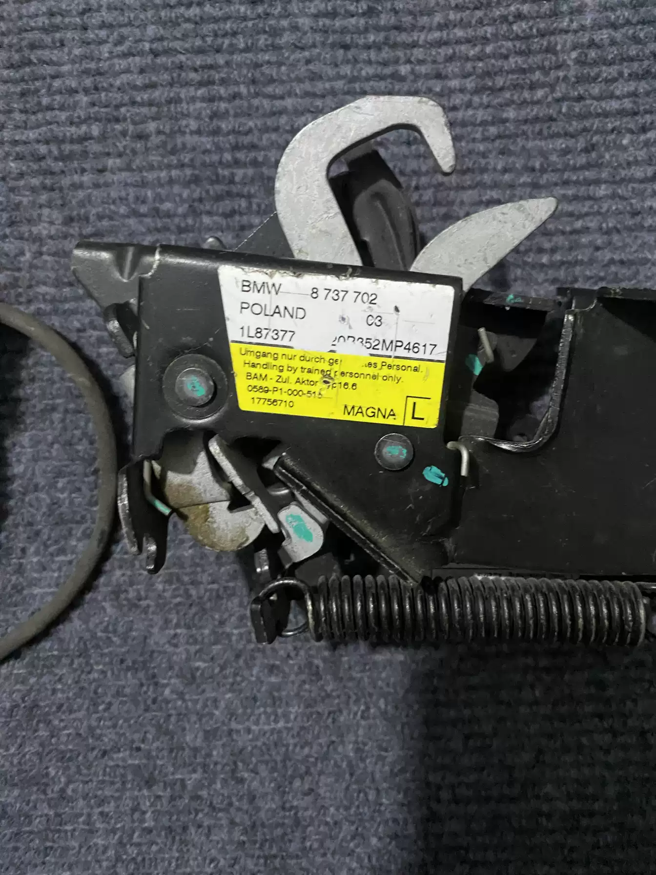 BMW's new X1X2 F49F39 high-equipped hood lock with pedestrian protection, original demolition - Image 5