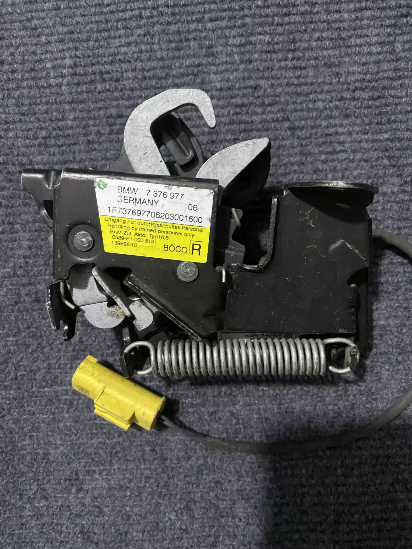 BMW's new X1X2 F49F39 high-equipped hood lock with pedestrian protection, original demolition - Image 4