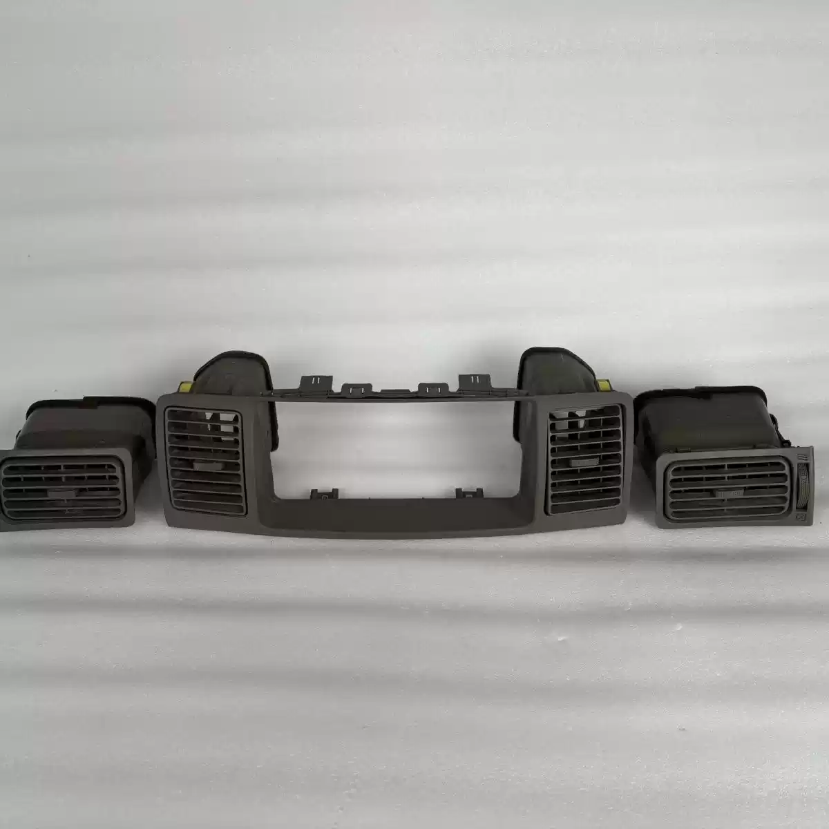 Adapted to Toyota Corolla air conditioner air outlet, original car disassembled, second-hand old Toyota Corolla is of good quality