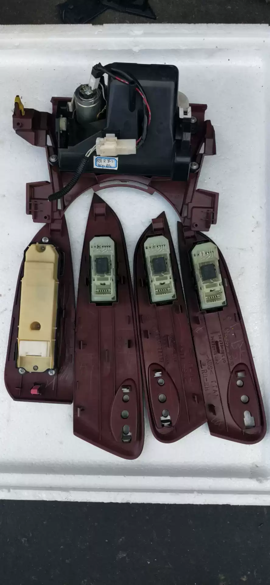 Suitable for Toyota Reiz Crown Glass Lifter Switch Assembly Mahogany Panel Switch Original Car Removal Parts - Image 3