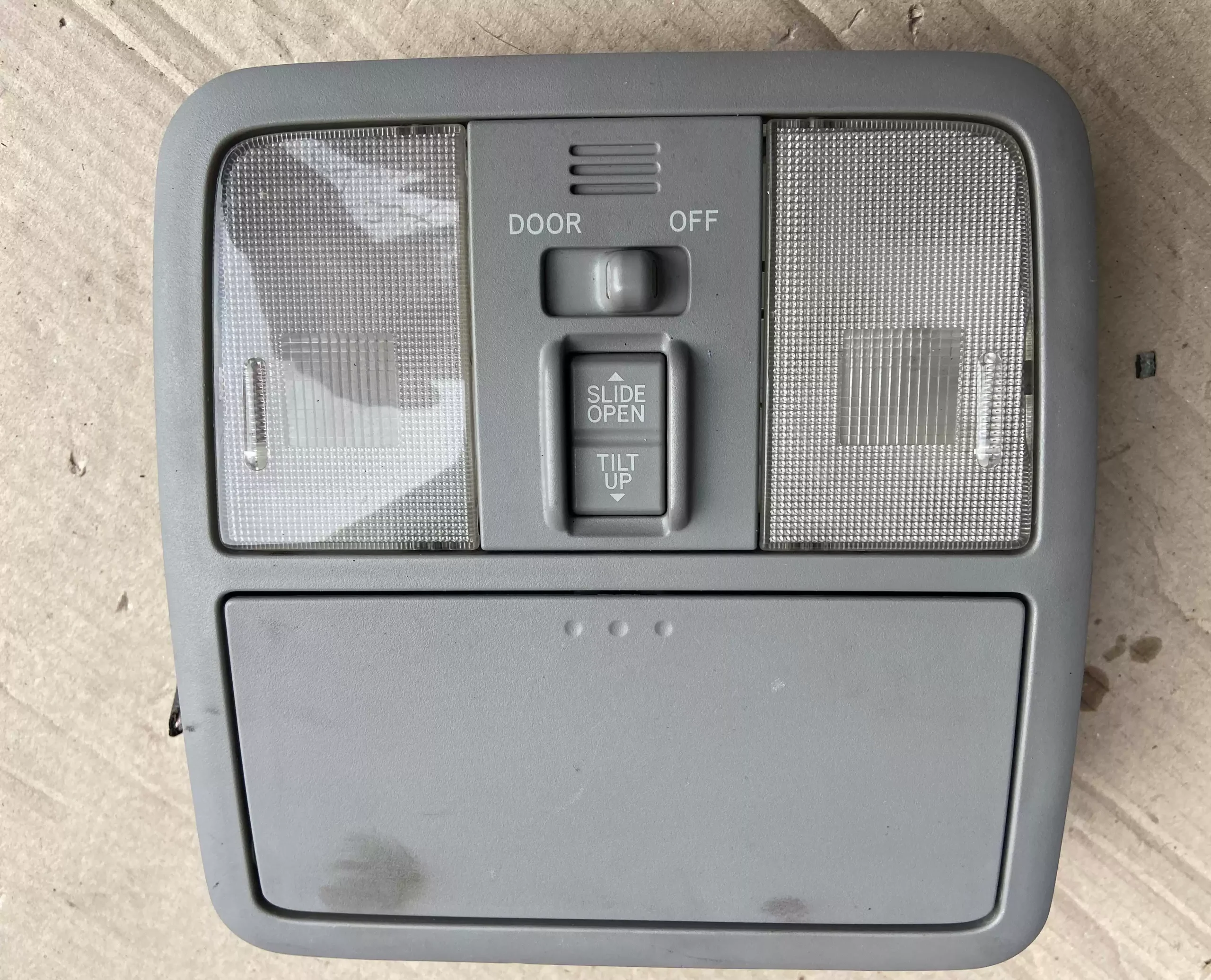 Suitable for Toyota Rongfang RAV4 sunroof switch Interior dome light Reading light Glasses box assembly Removal parts