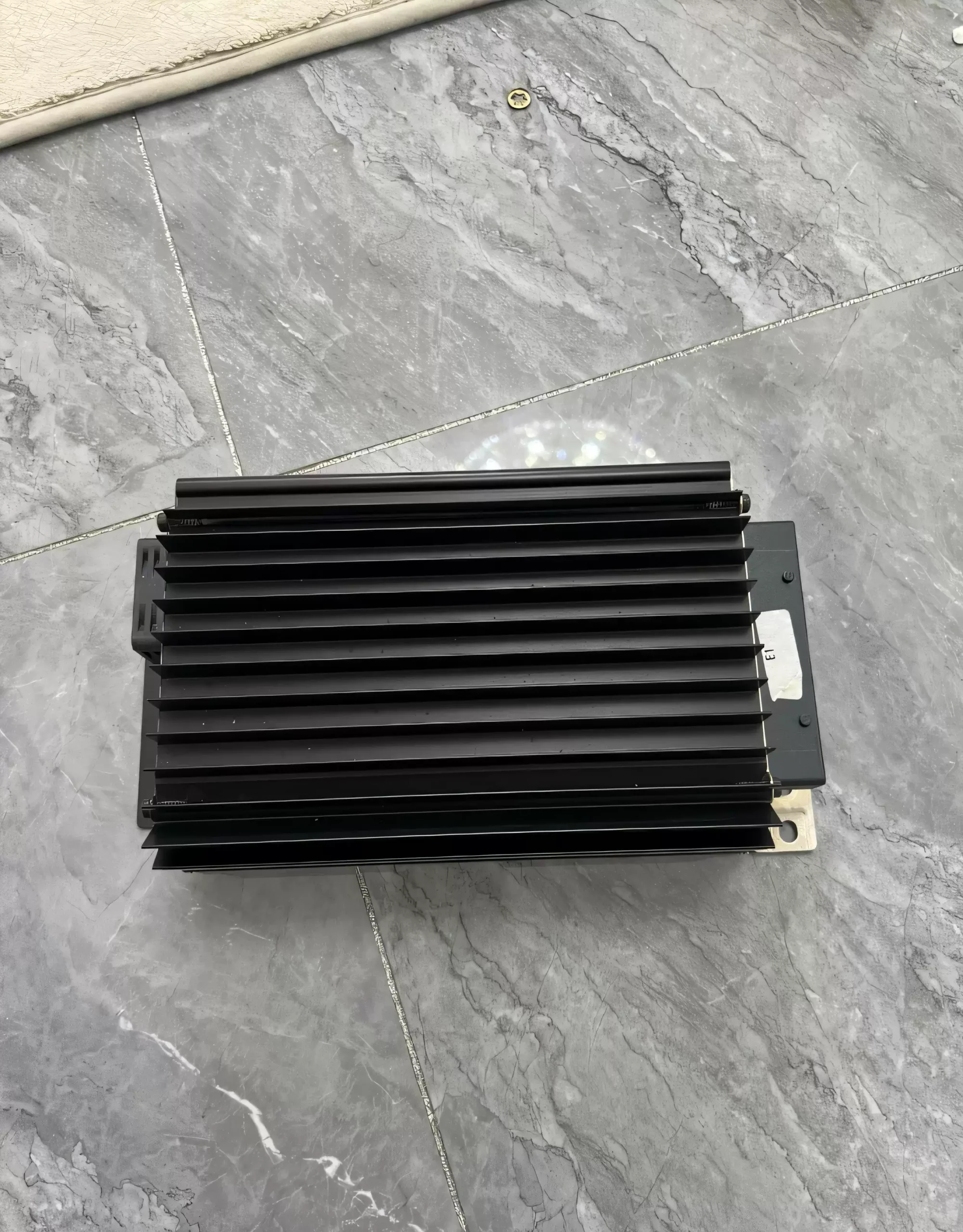 Porsche old Cayenne amplifier Bose audio amplifier Original car dismantling parts Cayenne car audio amplifier - Image 3