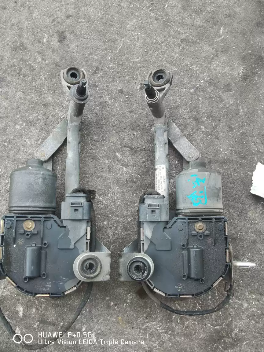 Suitable for 2006 Volkswagen Touan wiper motor assembly wiper motor wiper linkage lever original demolition