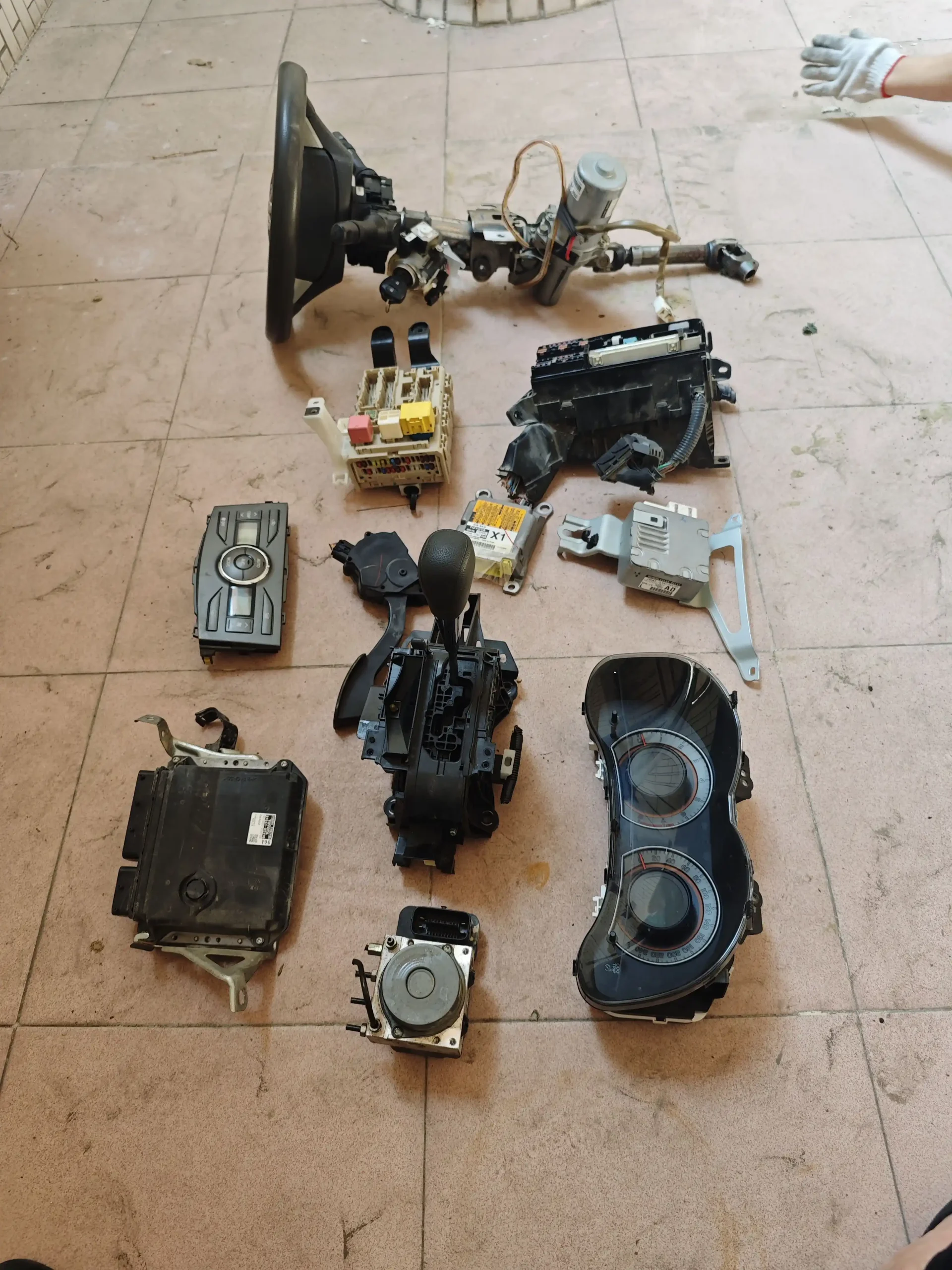 Suitable for 12 Toyota Corolla leather multi-function steering wheel volume button fixed speed cruise button car removal parts - Image 5