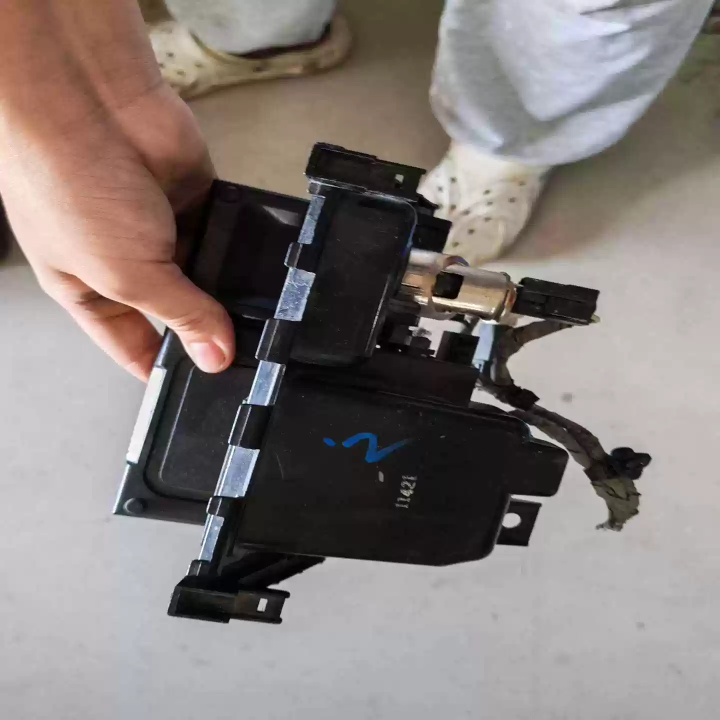 Toyota RAV4 original central control locking block, original car-removal parts, and functional intact. The appearance and quality are as shown in the picture-Discussion