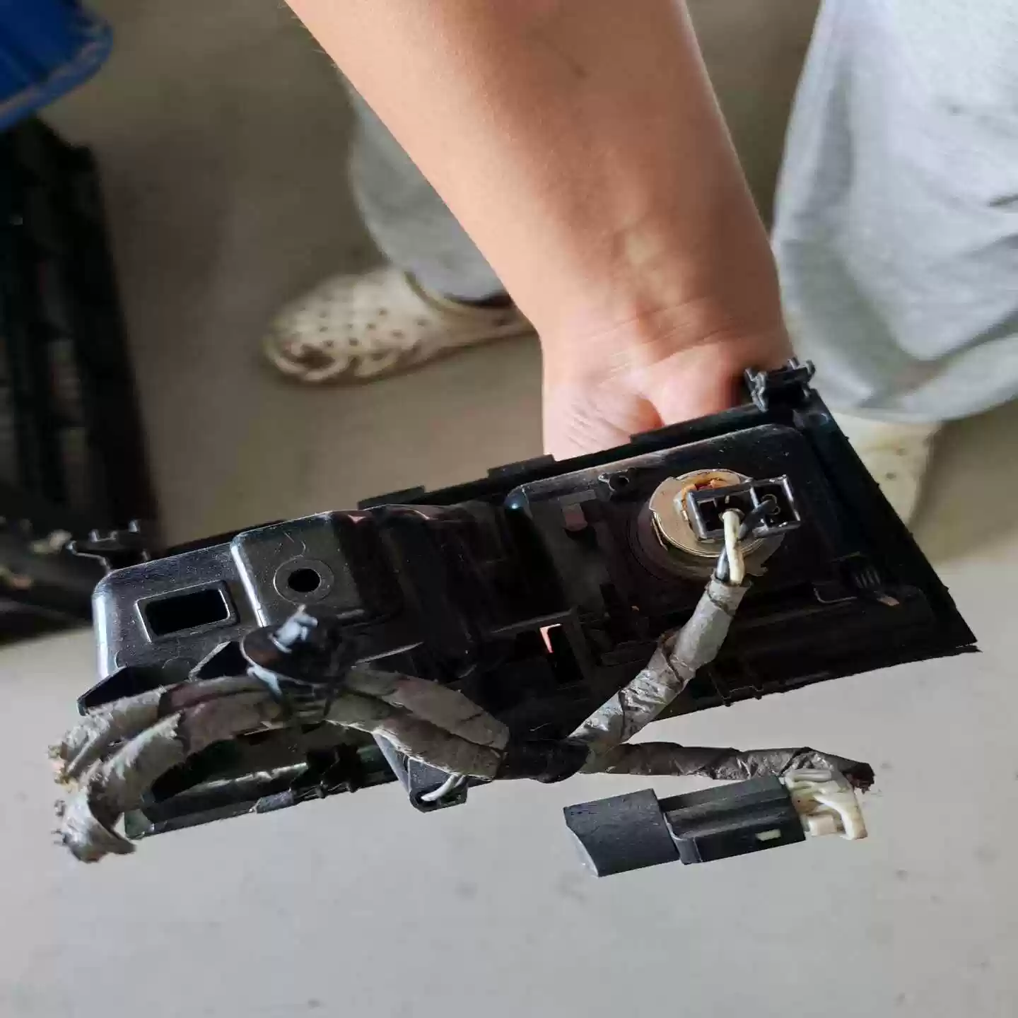 Toyota RAV4 original central control locking block, original car-removal parts, and functional intact. The appearance and quality are as shown in the picture-Discussion - Image 3