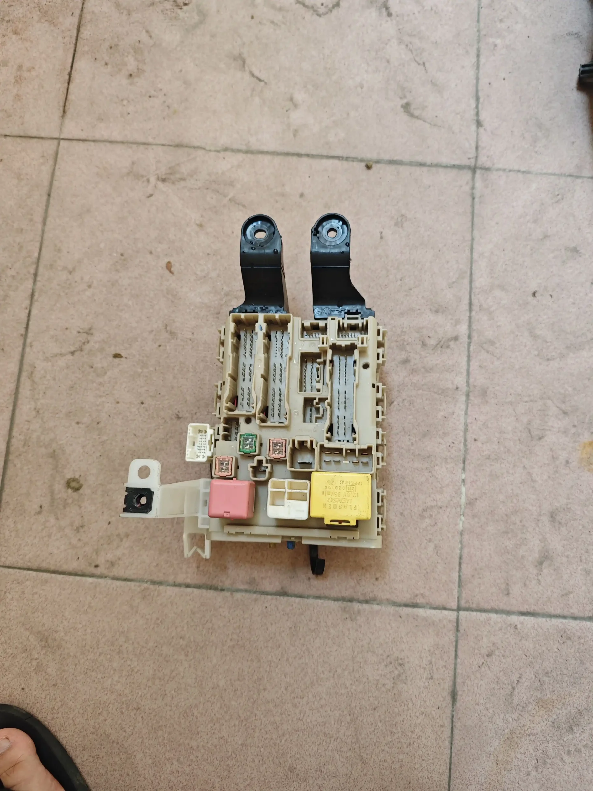 Suitable for 12 Toyota Corolla leather multi-function steering wheel volume button fixed speed cruise button car removal parts - Image 4