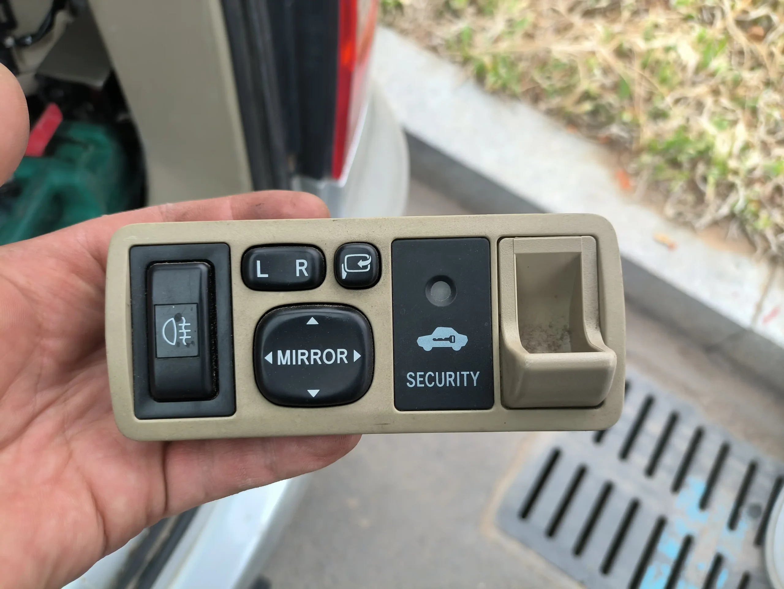 Original picture of Toyota Corolla fuel tank cover inner cover disassembled and normal use