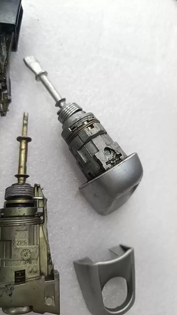 Old Porsche Cayenne 957 door lock core car-removal parts Original old Cayenne door lock core - Image 5