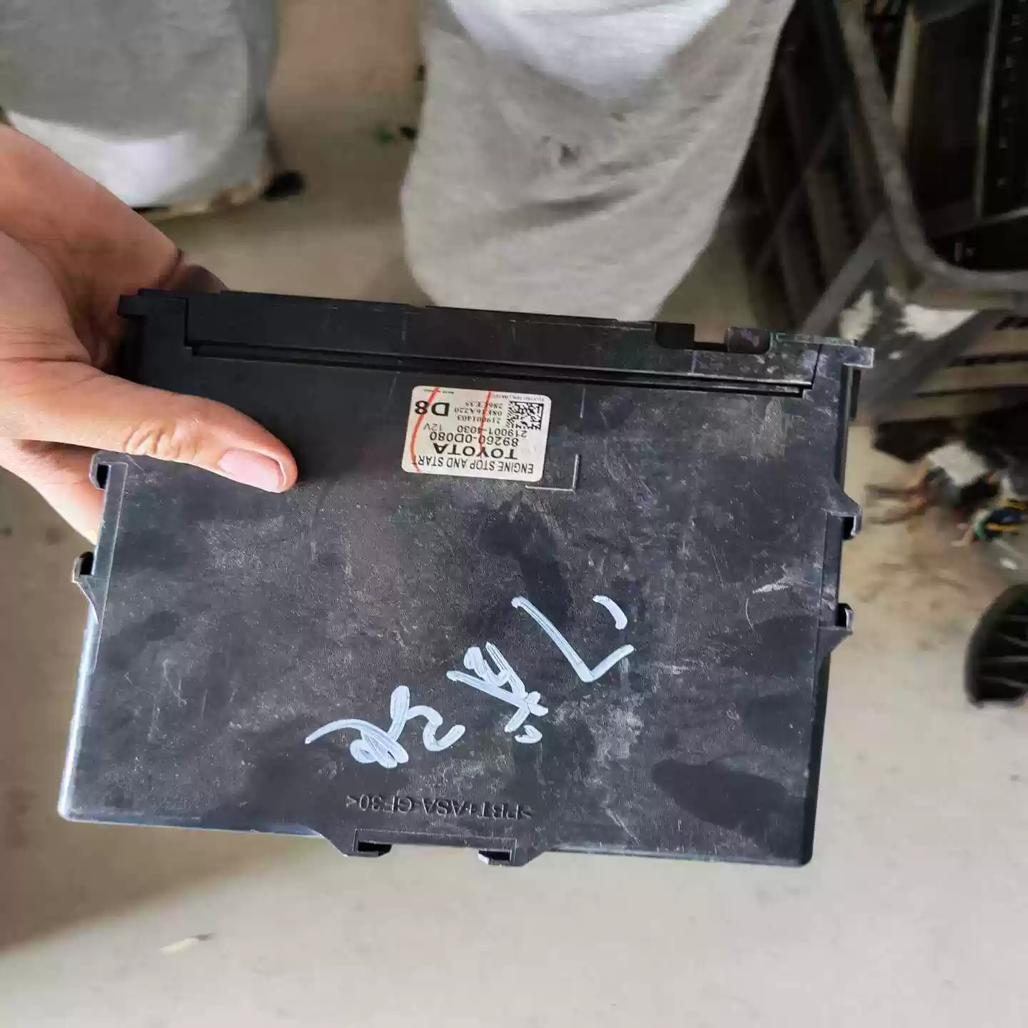 Toyota Vios original engine start-stop controller, model D8, original factory disassembly parts. Light appearance--