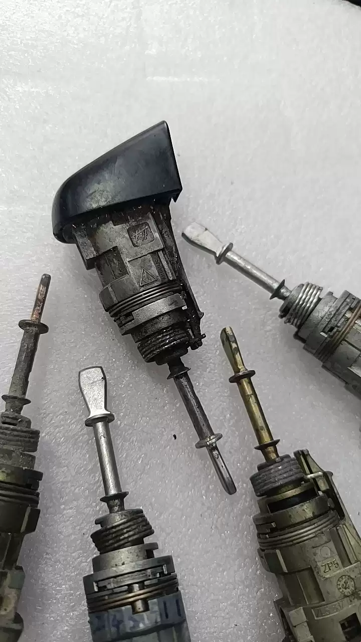 Old Porsche Cayenne 957 door lock core car-removal parts Original old Cayenne door lock core - Image 4