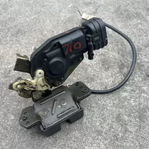 Toyota Overlord Previa ACR30/ACR40 tail door lock machine trunk lock block tail cover lock car removal parts