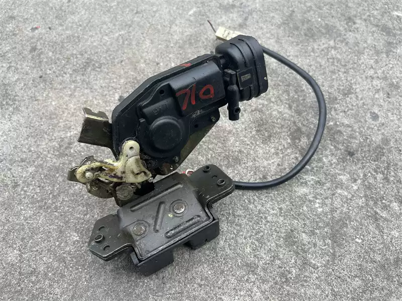 Toyota Overlord Previa ACR30/ACR40 tail door lock machine trunk lock block tail cover lock car removal parts