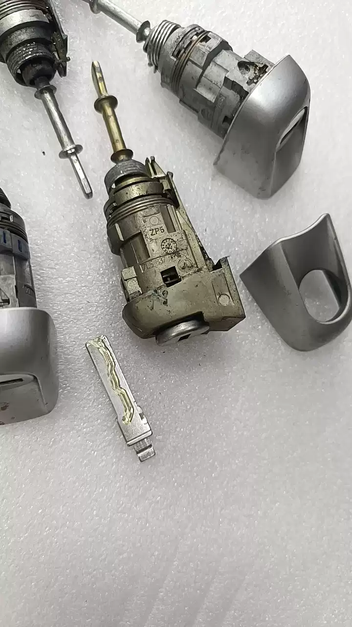 Old Porsche Cayenne 957 door lock core car-removal parts Original old Cayenne door lock core - Image 3