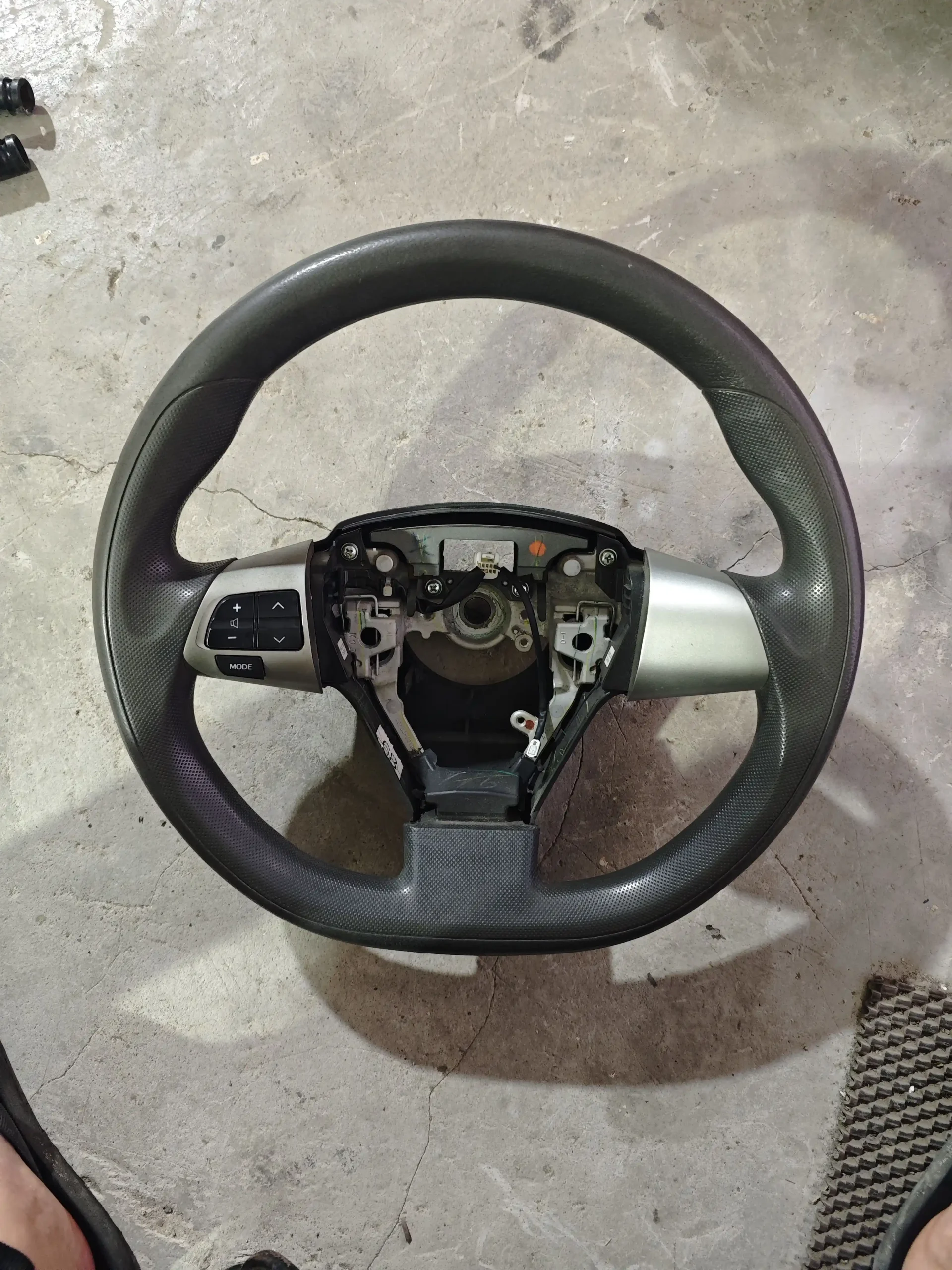 Suitable for 12 Toyota Corolla leather multi-function steering wheel volume button fixed speed cruise button car removal parts