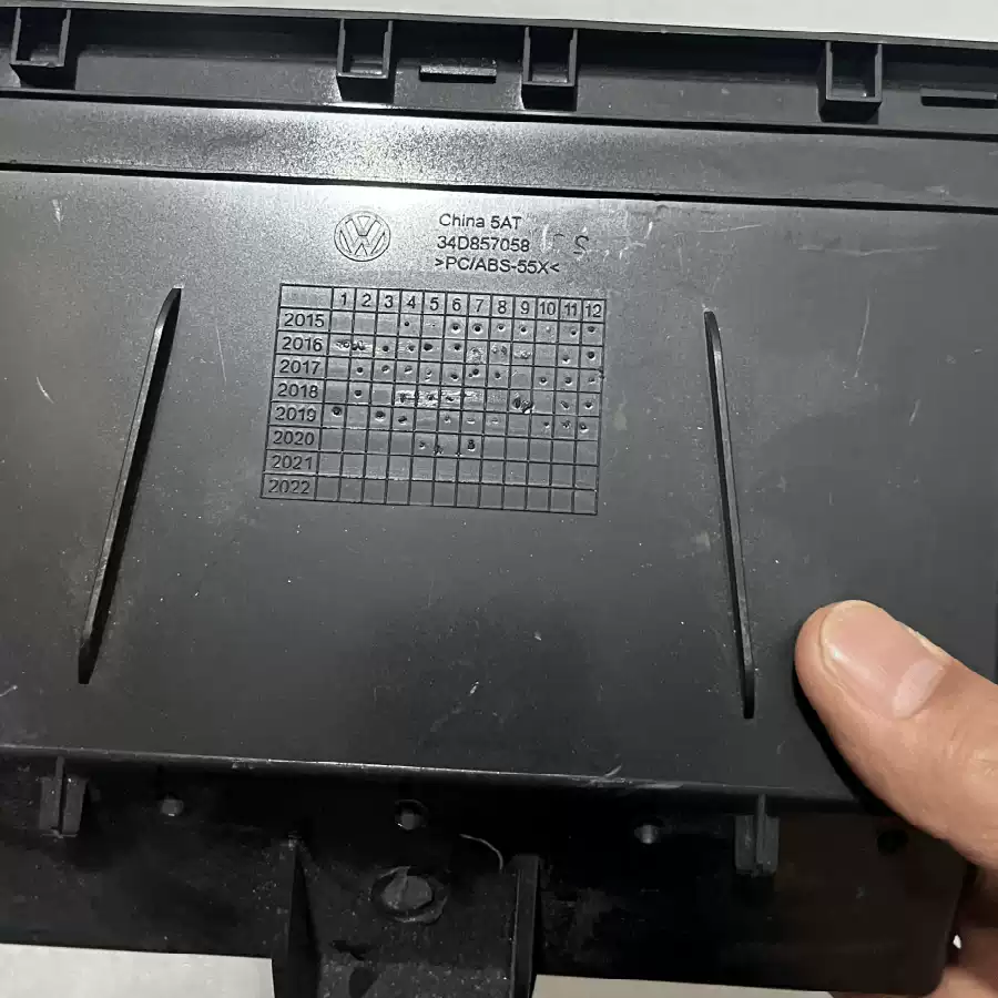 Suitable for Volkswagen low-profile vehicle storage box LaVida POLO Jetta Santana minimum storage box central control box - Image 3